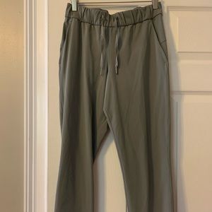 Lululemon on the fly pants (25”) in GREY SAGE!